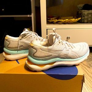 Womens ASICS size 8- Gel Nimbus 24- Used